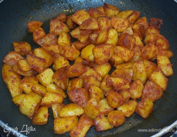 Готовый картофель переложить в керамические мисочки (в тарелки) и подавать! 