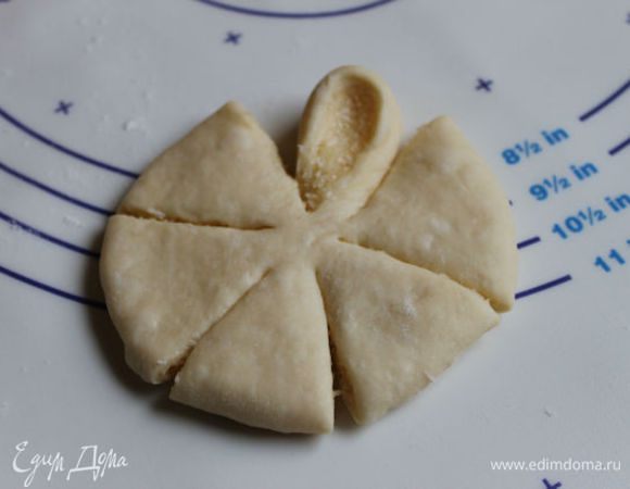 Заворачивам лепестки, ставя как бы их и прижимаeм пальцем. Получается  цветок.