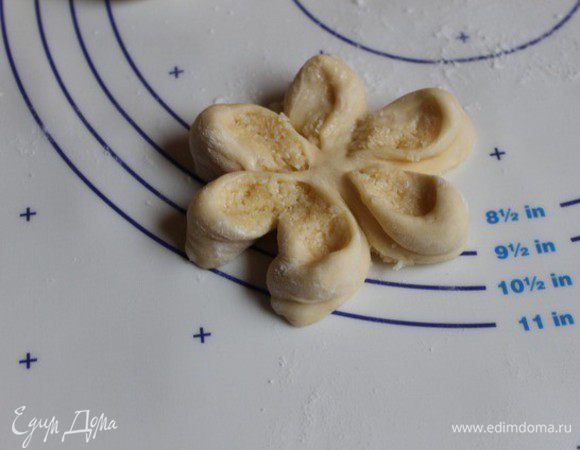 Ставим на расстойку. Я включаю на 50 гр. духовку и даю им постоять минут 15. Затем смазываю яйцом. 