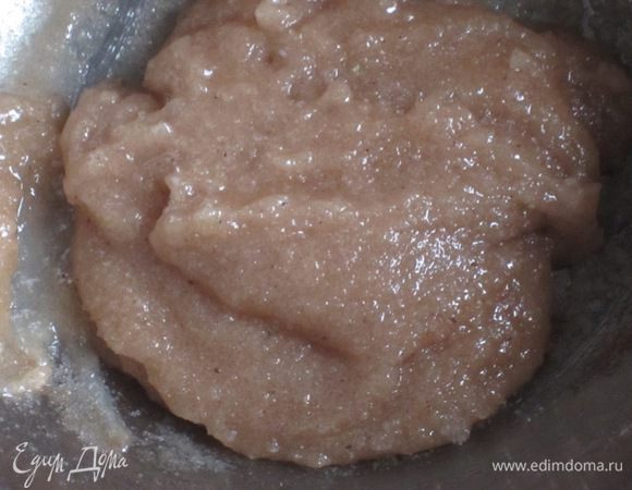 Соединить сахар и мёд, хорошо перемешать.