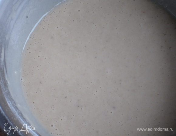 Постепенно ввести просеянную муку, энергично  перемешивая венчиком.