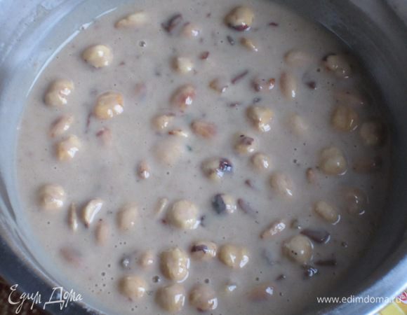 Добавить миндаль, фундук, изюм, цукаты, шоколад и тщательно перемешать до однородного состояния.