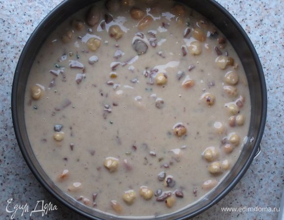 В форму смазанную сливочным масло выложить тесто и выпекать в разогретой до 180 °С духовке 40 минут. Остудить.