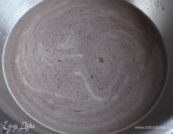 Добавить специи, соду, влить 240 мл горячей воды и хорошо перемешать деревянной ложкой