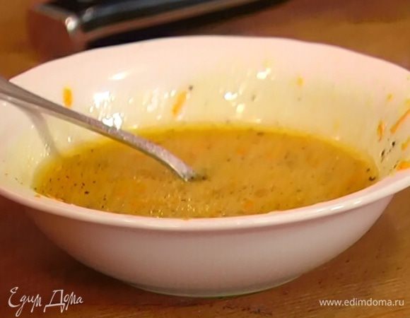 Приготовить заправку: 1 ч. ложку цедры соединить с 2 ст. ложками апельсинового сока, влить оливковое масло, уксус, добавить горчицу, мед, посолить, поперчить и все перемешать.