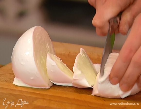 Моцареллу нарезать дольками или поломать руками.