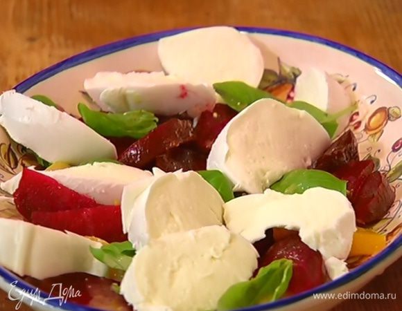 Выложить в блюдо апельсиновую мякоть, дольки свеклы, посыпать салат листьями базилика, полить заправкой, а сверху разложить моцареллу. Оставшуюся заправку подать к салату в отдельной посуде.