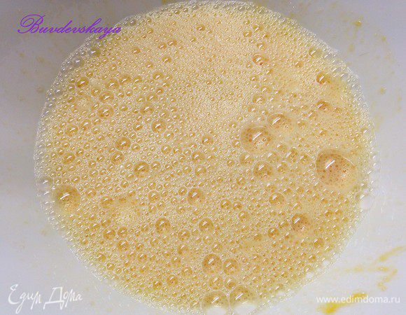 2.	Яйца растереть  с сахарным песком. Соду погасить уксусом.