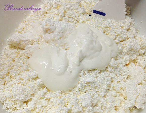 3.	Добавить манную крупу, творог, соль, гашеную соду, ванильный сахар, сметану и тщательно перемешать.