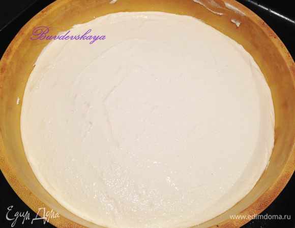 4.	Форму для выпечки смазать маслом, вылить в нее творожную смесь и разровнять силиконовой лопаткой. Накрыть фольгой. Поставить запекаться в разогретую духовку до 200 градусов минут на 40. Затем снять фольгу и запекать еще минут 10-15 до готовности (проверить зубочисткой). 