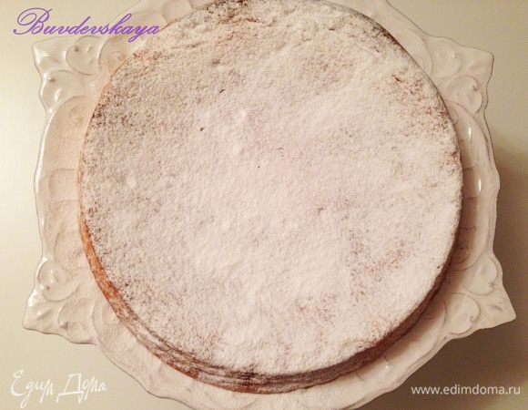 5.    Вынуть запеканку из духовки, немного остудить, посыпать сахарной пудрой, украсить ягодами и листиками мяты! Подавать теплой или холодной, можно со сгущенкой, так как в самой запеканке немного сахара :) ENJOY ! 