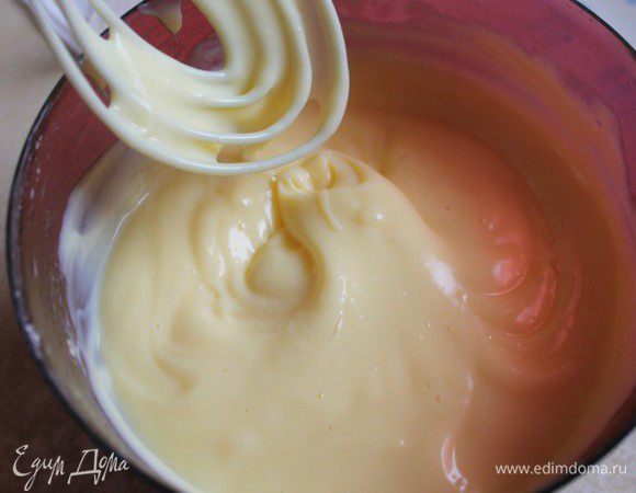 Варим пудинг. Берем 2 пакета пудинга и 700 мл молока, добавляем сахар. Я варю его в микроволновке. Беру для этого специальную посуду, все туда выливаю, размешиваю и ставлю в микроволновку. 3 раза по 5 минут. Каждый раз хорошо пeремешивая. Даем ему хорошо остыть, закрыв пленкой. (Если нет пудинга, я думаю можно сварить обычный заварной крем, погуще.. а все остальное проделать как с пудингом).