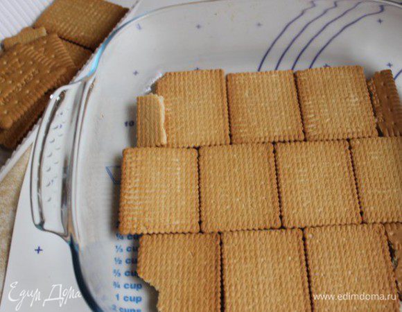 Берем форму, у меня 24 на 24, или 20 на 30. Выкладываем на низ печеньки в один слой.(Наше печенье тонкое, поэтому у меня ушло 200 гр..но вы смотрите по своему..вес может быть разным.)