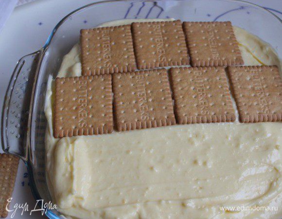 Пудинг наш остыл. Взбиваем 250 мл сливок с ванильным сахаром (1 пакет). И смешиваем их с пудингом. Хорошо еще раз взбиваем. Выкладываем крем на печенье и сверху опять слой.