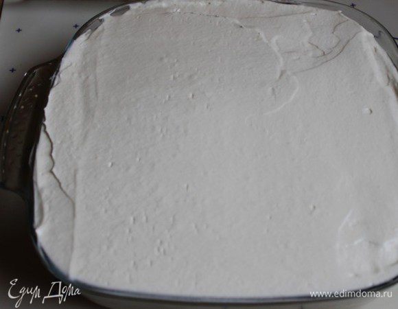 Теперь взбиваем оставшиеся сливки 400 мл (сливки взбивала с закрепителем) с ванильным сахаром (1 п). И выкладываем их на верх. Разравниваем.