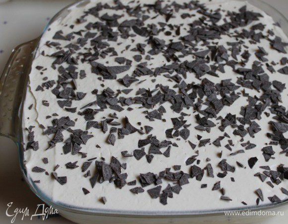 Верх украшаем тертым шоколадом. Убираем на ночь в холодильник.