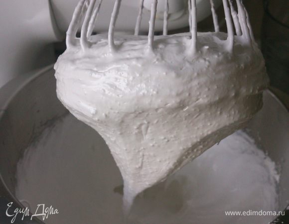 Белки взбить до легкой пены и подсыпая понемногу сахар, продолжать взбивать до крепкой пены. Лимонную цедру натереть. Грецкие орехи измельчить.