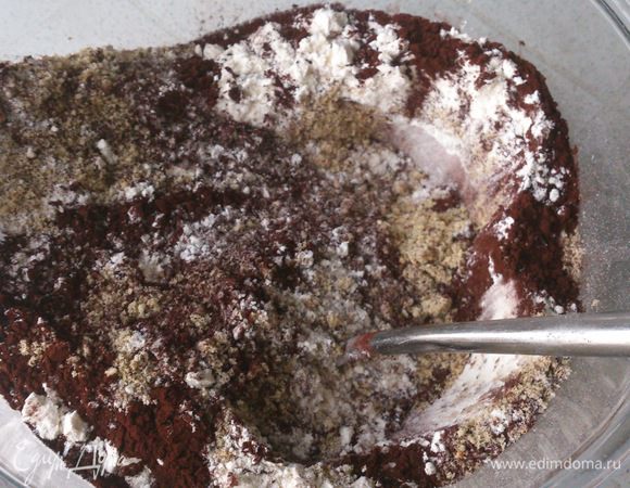 Просеять муку с какао и добавить все сухие ингредиенты. Хорошо смешать.
