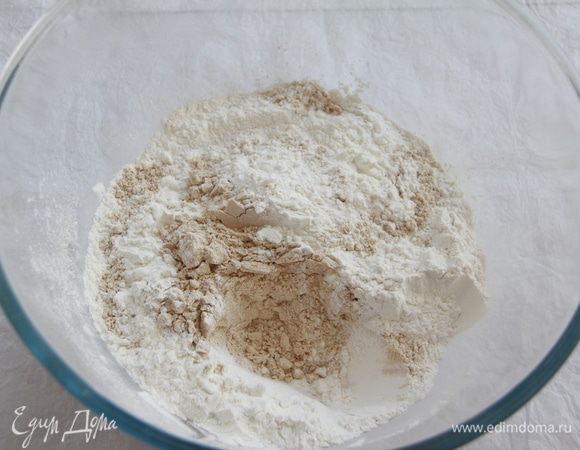 Амарантовую муку и кукурузный крахмал просеять. Добавить соду и лимонную кислоту.