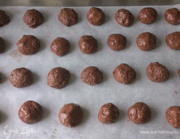 Лист для выпечки накрыть пергаментом. Из готовой массы сформовать шарики и выложить их на лист. Выпекать при 180С 15 минут.