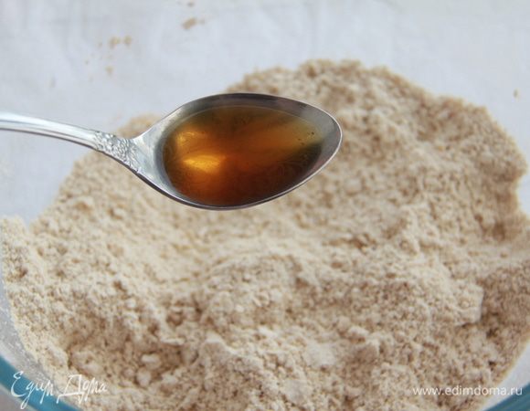 К мучной крошке добавить ванильный экстракт (у меня домашнего производства).