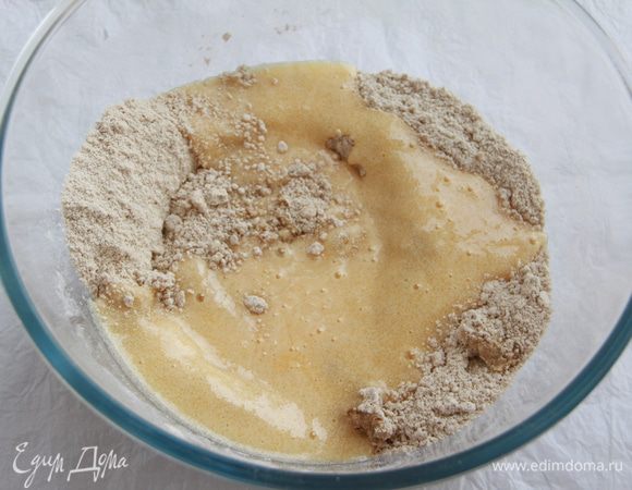 Соединить сухую смесь с яичной.