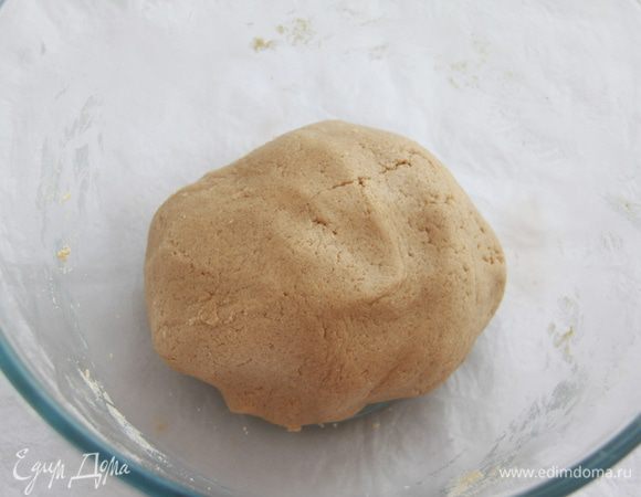 Замесить тесто. Завернуть в плёнку и оставить минут на 30 при комнатной температуре.