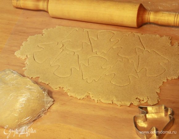 Тесто раскатать в пласт толщиной полсантиметра (лучше это получается через плотный полиэтилен - покупала такой для выкроек). С помощью формочки вырезать печенюшки.