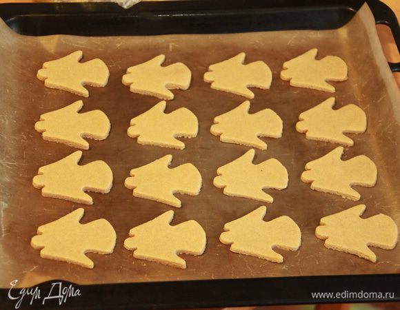 Выложить заготовки печенья на антипригарный лист и выпекать при 180*С примерно 7-8 минут.
