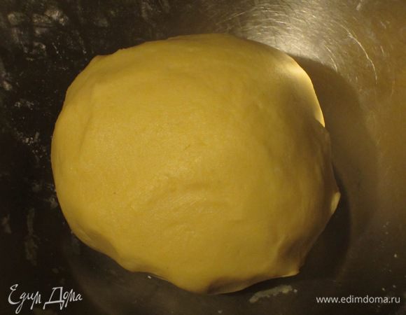 Добавить сахарную пудру, ванилин, щепотку соли и ещё раз  вымесить тесто. Сформировать шар, завернуть в пищевую плёнку и положить в холодильник на 30 мин.