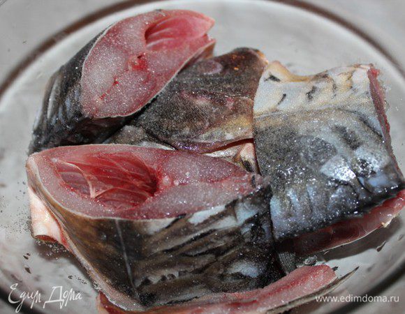 Сложить куски в чашку, щедро посыпать солью и убрать в холодильник на 2-3 часа. Это необходимо для того, чтобы рыба при варке не развалилась.
