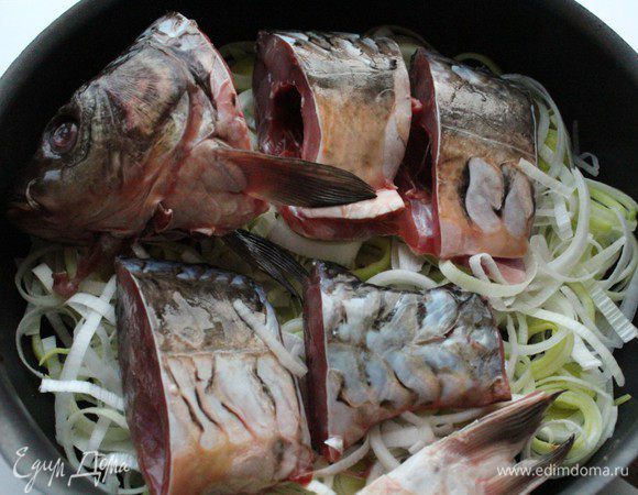 Лук-порей (можно использовать обычный репчатый лук) нарезать тонкими кольцами и выложить в глубокую сковороду с толстым дном. С рыбы при помощи бумажного полотенца удалить лишнюю соль и выложить на лук. Голову тоже отправить в сковороду. Залить пивом, добавить топленое сливочное масло, мускатный орех и перец. Готовить на самом слабом огне 1,5 часа. За это время лук приобретет карамельный цвет и превратится в густой соус...