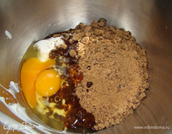 Соединяем  яйца, коричневый сахар, сметану.