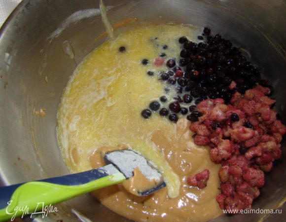 В просеянную муку положить пекарский порошок и специи, влить сливочное масло и все хорошо соединить с ягодами.