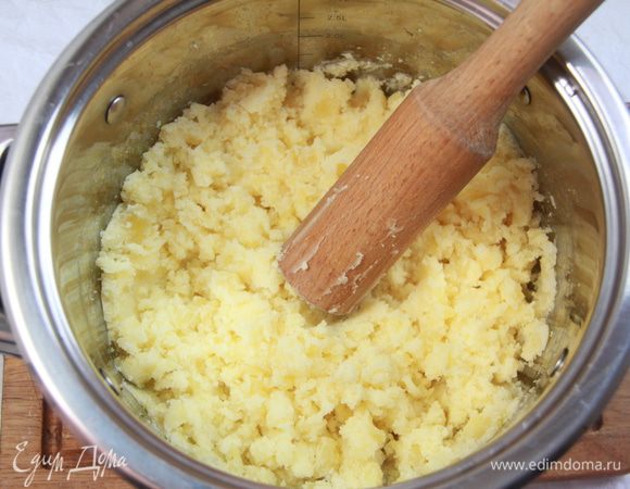 Картофель очистить, поставить в кастрюлю с водой, сварить до готовности, посолить по вкусу в самом конце. Картофельный отвар слить, но не выливать - он пригодятся для теста. Картофель помять толкушкой.