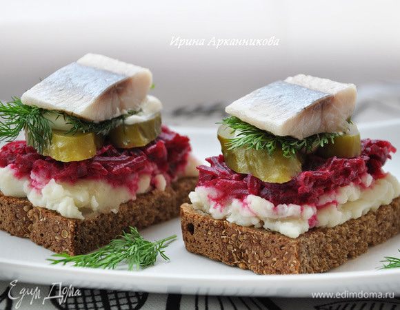 Свеклу сварить, потереть на мелкой терке. Смешать половину сметаны и соли со свеклой, а оставшиеся сметану и соль- добавить в картофельное пюре.