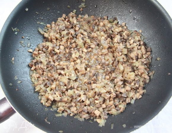 Лук и шампиньоны нарезать мелким кубиком, обжарить на растительном масле несколько минут (минут 10-15). Влага должна выпариться, лук и грибы -подрумяниться. Посолить-поперчить по вкусу.