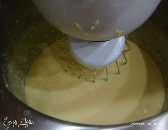 Маргарин, сахар, яйца взбить в миксере,