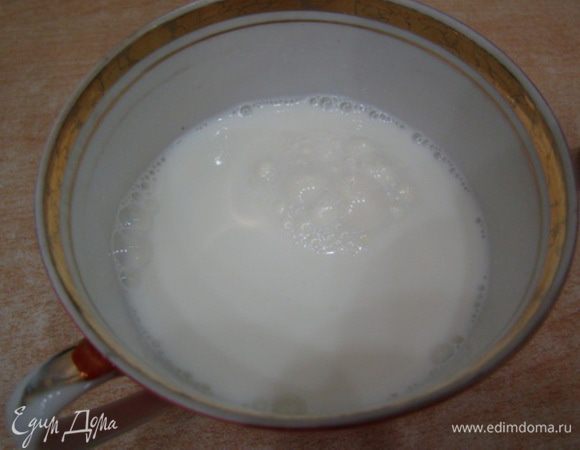 Выжать сок из лимона. 1 столовую ложку сока добавить в молоко,