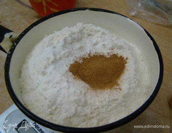 Хорошо соединить муку, соду и корицу.