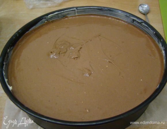 Все ингредиенты соединить пошагово  и вылить в смазанную маслом форму.Диаметр формы 26 см.  Выпекать в духовке при температуре 175*С  1 час 10 минут.