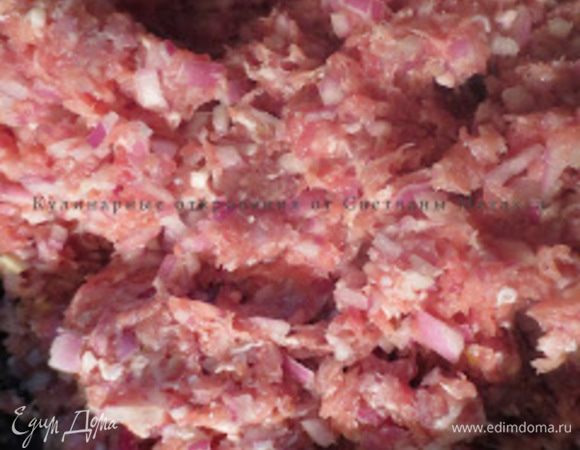 Лук очистить от кожуры, мелко порезать, добавить в фарш, посолить, поперчить. Курдючное сало порезать на мелкие кусочки и смешать с фаршем, посолить, поперчить, хорошо перемешать. Фарш помять.