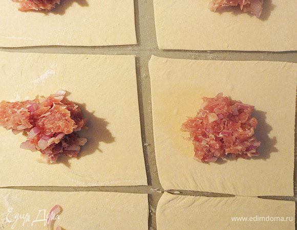 В середину выкладываем начинку.