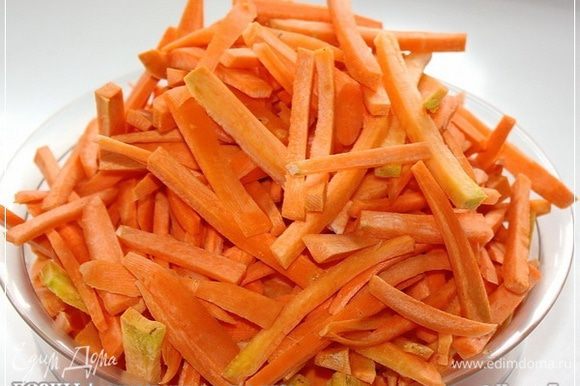 Опять-таки не сильно крупными брусочками нарежем. Если на терке натереть, то морковка, что называется, разойдется, а ее хотелось бы видеть и ощущать. И вкусно будет, и красиво.
