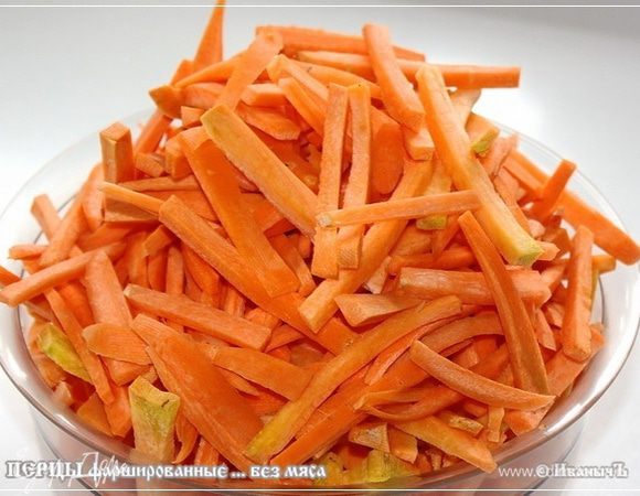 Опять-таки не сильно крупными брусочками нарежем. Если на терке натереть, то морковка, что называется, разойдется, а ее хотелось бы видеть и ощущать. И вкусно будет, и красиво.