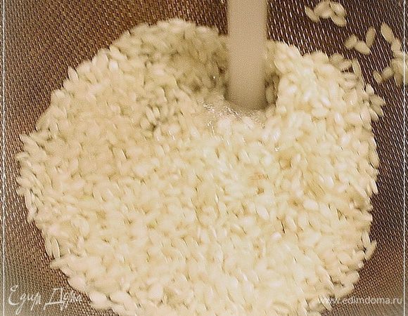 Рис. Надо взять круглый. Твердых сортов. Две трети стакана хватит.
Очень хорошо его промыть.
