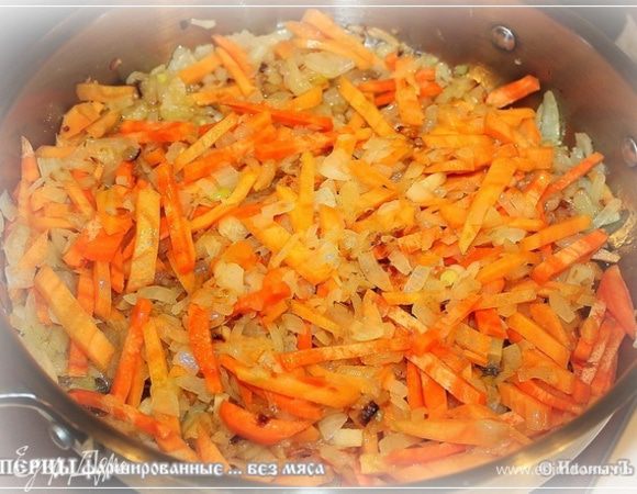 И слегка обжарим лук. До золотистой мягкой почти готовности. А как лук зазолотится, то сверху морковочку выложим.