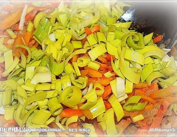 Минутки две пусть поверх лука потомится и тогда уже осторожно, не мня перемешаем.
А потом, аккуратно перемешивая, чтобы не подгорело, потушим. Пока морковка не помягчеет слегка. И тогда уже добавим порей.
