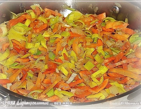 О опять же напомню. Постоянно надо перемешивать, но очень аккуратно. Чтобы не помять овощи.