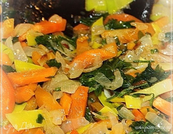 Зелень. Мы взяли опять же свою. С лета замороженную. 
И как только ее в сотейник выложили, да слегка перемешивать взялись, так летом в кухне и повеяло.
